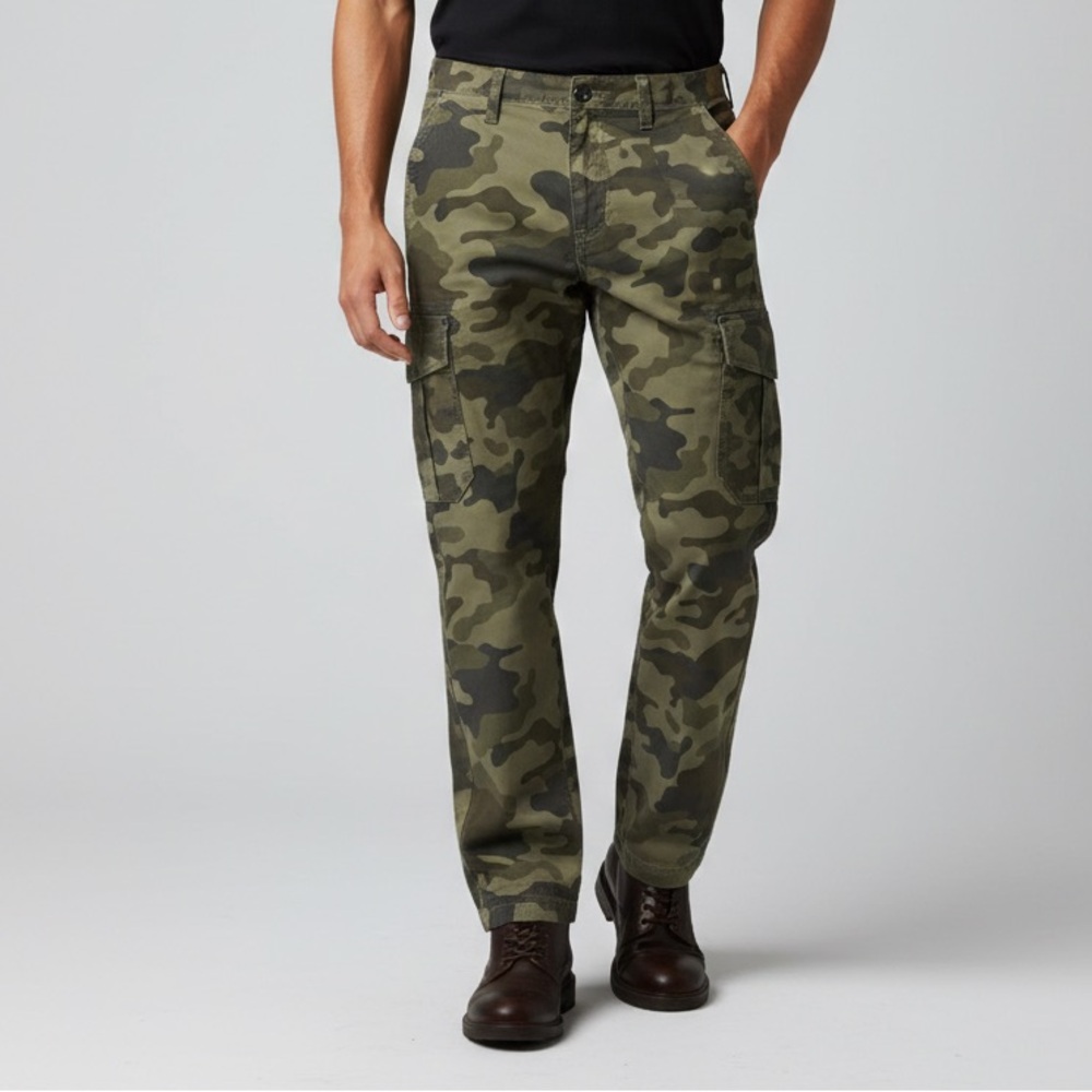 Guess Men's Green Camouflage Cargo Pants P15